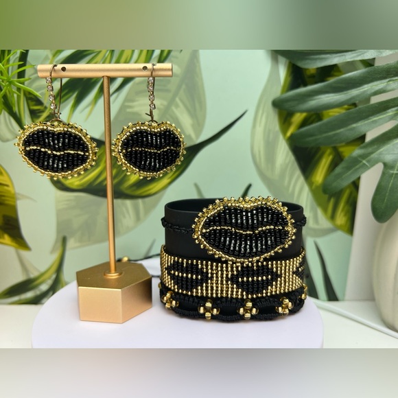 Black & Gold Glam Beaded Lips Bracelet set with Matching Earrings - Picture 3 of 9